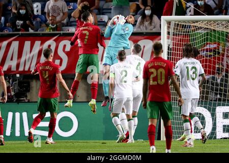 Faro, Portugal. September 2021. Portugals Stürmer Cristiano Ronaldo (2. L) steht während des FIFA World Cup 2022 European Qualifying Round Group A Fußballspiels in Faro, Portugal, am 1. September 2021, mit Irlands Torwart Gavin Bazunu auf dem Spiel. Quelle: Pedro Fiuza/Xinhua/Alamy Live News Stockfoto