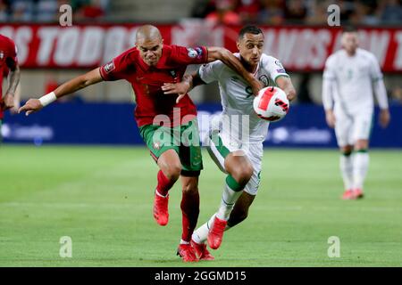 Faro, Portugal. September 2021. Der Stürmer der Republik Irland, Adam Idah (vorne R), wetteiferte mit Portugals Verteidiger Pepe während des europäischen Qualifikationsrunden-Fußballspiels der FIFA-Weltmeisterschaft 2022 zwischen Portugal und Irland am 1. September 2021 in Faro, Portugal. Quelle: Pedro Fiuza/Xinhua/Alamy Live News Stockfoto