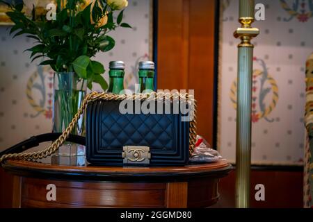 Venedig, Italien 8. Juni 2019: Chanel Tasche aus schwarzem Leder Chanel Boy 8 Zoll. Klassische Luxus-Stil Gold-Kette mit schwarzem Leder Luxus-Handtasche. Einkaufskonz Stockfoto