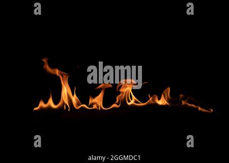 Abstrakte Flamme Feuer Flamme Textur für Banner Hintergrund Textur von Feuer Flammen auf einem schwarzen Hintergrund. Echtes feuriges Lagerfeuer für kreative Designelemente Stockfoto