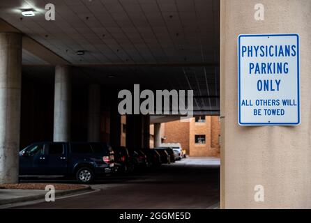 Parkschild für Ärzte vor der Garage und dem Eingang zum Krankenhaus Stockfoto