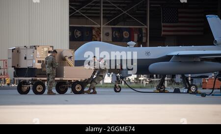 Flieger des 163d Aircraft Maintenance Squadron, 163d Attack Wing, California Air National Guard, bereiten sich darauf vor, am 9. August 2021 ein ferngesteuertes MQ-9 Reaper-Flugzeug auf der March Air Reserve Base, Kalifornien, zu starten, um den Dixie-Brand im Norden Kaliforniens zu kartieren. Das Flugzeug liefert Feuerwehrleuten und Ersthelfern wichtige Echtzeitdaten, damit sie fundierte Entscheidungen darüber treffen können, wie das Feuer eindämmen soll. (USA Foto der Air National Guard von Staff Sgt. Crystal Housman) Stockfoto