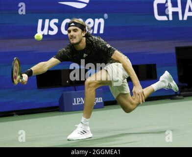 Flushing Meadow, United Gab An. September 2021. Stefanos Tsitsipas aus Griechenland gibt am Mittwoch, den 1. September 2021 in New York City einen Ball an den Franzosen Adrian Mannarino zurück, der im Rahmen der US Open Tennis Championships 2021 im USTA Billie Jean King National Tennis Center antreten wird. Foto von John Angelillo/UPI Credit: UPI/Alamy Live News Stockfoto