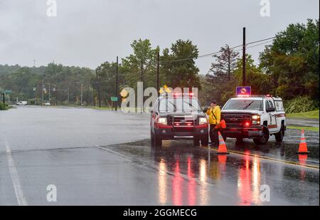 Wilkes Barre, Usa. September 2021. Notfallpersonal schloss die Schnellstraße von San Souci aufgrund von Straßenüberflutungen ab, nachdem Nordost-Pennsylvania von dem Sturmregen Ida getroffen wurde. Überreste des Sturmflutes Ida ziehen die Ostküste hinauf und verursachen Überschwemmungen und Evakuierungen in tief liegenden Gemeinden. Der Susquehanna River fließt durch die Innenstadt, wie auch viele Bäche, die oft Grund zur Sorge wegen Überschwemmungen waren. Kredit: SOPA Images Limited/Alamy Live Nachrichten Stockfoto