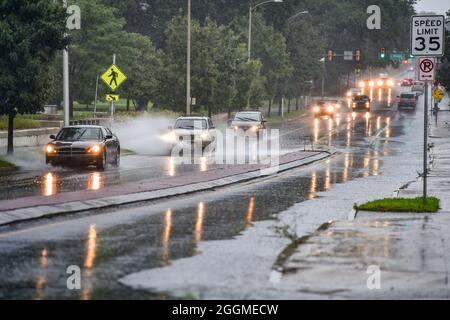 Wilkes Barre, Usa. September 2021. Fahrzeuge fahren auf der River Street in Wilkes-Barre durch pfützte Gewässer, während die Fahrbahn zu fluten beginnt. Die Überreste des Sturmgebetes Ida ziehen die Ostküste hinauf und verursachen Überschwemmungen und Evakuierungen in niedrig gelegenen Gemeinden. Der Susquehanna River fließt durch die Innenstadt, wie auch viele Bäche, die oft Grund zur Sorge wegen Überschwemmungen waren. Kredit: SOPA Images Limited/Alamy Live Nachrichten Stockfoto