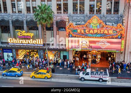 Los Angeles, Kalifornien, LA, Hollywood Boulevard, Hollywood Walk of Fame, El Capitan Theatre, Festzelt mit Neonlichtern, Blick von oben von der Menge Dis Stockfoto