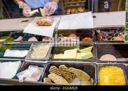 Miami Beach Florida, Subway Sandwich Shop Zähler Glasbarriere Lebensmittel Fleisch Käse Arbeiter, innen Stockfoto