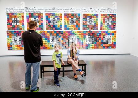 Washington DC,National Gallery of Art,Museum Innenansicht der Malerei,zwölf Veranstaltungen in einem dualen Universum Alfred Jensen Vater Mann,männlich Junge gelangweilt Mädchen fe Stockfoto