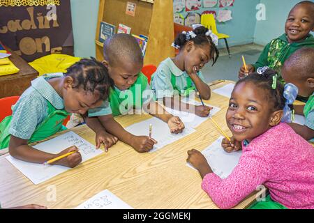 Miami Florida, Little Haiti, Yvonne Learning Center private Schulklasse Studenten, Schwarze Jungen männlich Kinder Kinder Mädchen weiblich Kindergarten Klassenzimmer, writ Stockfoto