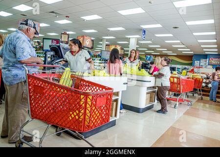 Miami Florida, Little Havana, Calle Ocho, Sedano's Supermarkt Lebensmittelgeschäft Essen im Inneren Einkaufsmarkt, Kasse Schlange Kasse Kassierer Hispanic fe Stockfoto