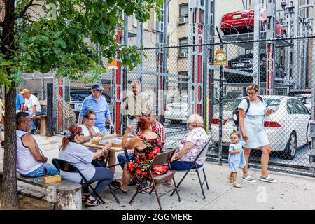 New York City, NY NYC Manhattan East Harlem, El Barrio Spanish Harlem Immigrantenviertel, hispanische Senioren Bürger Männer Frauen spielen Dominos Stockfoto