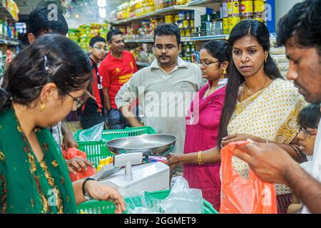 Singapur, Little India, Serangoon Road, asiatische Männer männliche Frauen Käufer Markt Geschäft, Supermarkt Lebensmittel Schlange Warteschlange Check-out Stockfoto