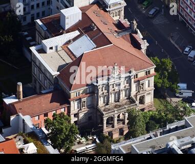 Karlsruhe, Deutschland. September 2021. Luftaufnahme (aus einem Flugzeug) des Prinz-Max-Palais. Von 1951 bis 1969 war das Gebäude Sitz des Bundesverfassungsgerichts. Das höchste deutsche Gericht hatte seine Arbeit am 7. September 1951 aufgenommen, die erste Entscheidung datiert vom 9. September. Die Eröffnungsfeier fand am 28. September 1951 statt. Quelle: Uli Deck/dpa/Alamy Live News Stockfoto