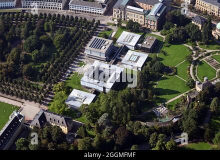 Karlsruhe, Deutschland. September 2021. Luftaufnahme (aus einem Flugzeug) des Bundesverfassungsgerichts. Das höchste deutsche Gericht hatte seine Arbeit am 7. September 1951 aufgenommen, die erste Entscheidung datiert vom 9. September. Die Eröffnungsfeier fand am 28. September 1951 statt. Quelle: Uli Deck/dpa/Alamy Live News Stockfoto