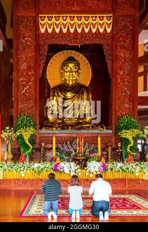 Eine buddhistische Familie betet zum Geburtstag Buddhas vor der Haupthalle eines alten Tempels in Ho Chi Minh City, Vietnam, für den Frieden Stockfoto