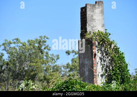 Alte Schornsteinreliquie aus der historischen Bergbaustadt Burrundie im Northern Territory, Australien. Stockfoto