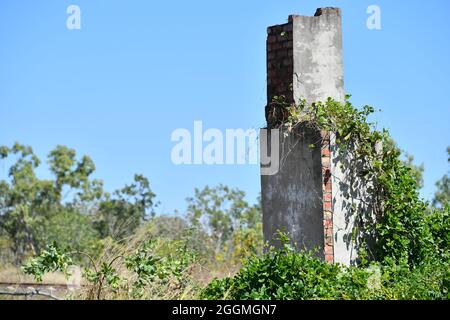 Alte Schornsteinreliquie aus der historischen Bergbaustadt Burrundie im Northern Territory, Australien. Stockfoto