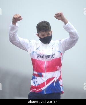 Der britische Finlay Graham feiert den Gewinn der Silbermedaille beim Männer-Rennen C1-3 auf dem Fuji International Speedway am 9. Tag der Paralympischen Spiele in Tokio 2020 in Japan. Bilddatum: Donnerstag, 2. September 2021. Stockfoto