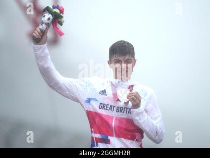 Der britische Finlay Graham feiert am 9. Tag der Paralympischen Spiele in Tokio 2020 in Japan mit der Silbermedaille beim Männer-Rennen C1-3 auf dem Fuji International Speedway. Bilddatum: Donnerstag, 2. September 2021. Stockfoto