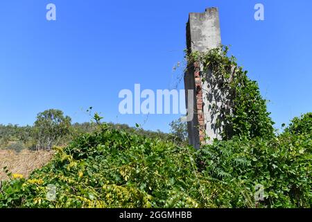 Alte Schornsteinreliquie aus der historischen Bergbaustadt Burrundie im Northern Territory, Australien. Stockfoto