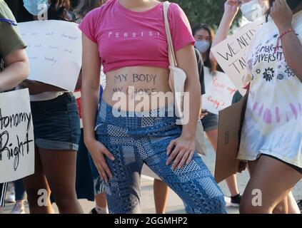 Austin, Texa, USA. September 2021. Frauen der University of Texas versammeln sich im Texas Capitol, um gegen die Unterzeichnung des strengsten Abtreibungsgesetzes durch Gouverneur Abbott zu protestieren, das es zu einem Verbrechen macht, einen Unfetus nach sechs Wochen oder wenn ein „Herzschlag“ entdeckt wird, abzubrechen. Abbott unterzeichnete das Gesetz am Mittwoch, den 1. September 2021. (Bild: © Bob Daemmrich/ZUMA Press Wire) Stockfoto