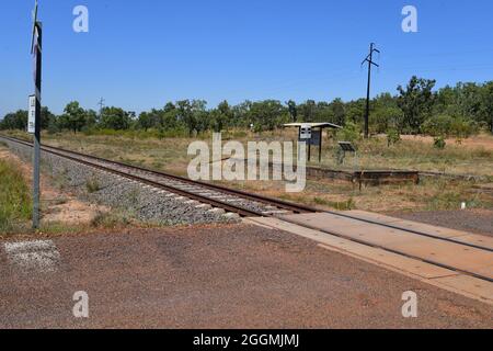 Blick auf die alte, historische Burrundie Station, einst eine blühende Bergbaustadt, mit Blick auf die moderne Darwin Railway Line, Northern Territory, Australien. Stockfoto