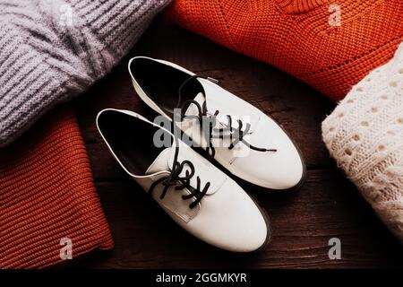 Warme Pullover für den Winter. Modische Damenbekleidung. Kuscheliger Herbstlook. Flach liegend, Draufsicht Stockfoto