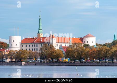 Panoramablick auf das Rigaer Schloss oder die Rigas Pils, die als offizielle Residenz des Präsidenten Lettlands bekannt sind. Herbsttag in Riga. Altstadt und Daugava Fluss Stockfoto