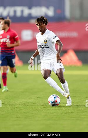 Der Los Angeles-Stürmer Augustine Williams (20) kontrolliert den Ball während eines MLS-Spiels gegen den FC Dallas am Samstag, den 24. Juli 2021 in Frisco, TX. FC Dal Stockfoto