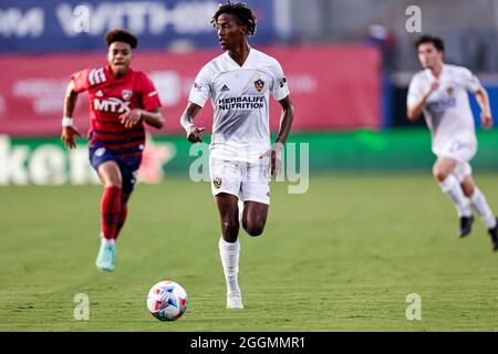 Der Los Angeles-Stürmer Augustine Williams (20) kontrolliert den Ball während eines MLS-Spiels gegen den FC Dallas am Samstag, den 24. Juli 2021 in Frisco, TX. FC Dal Stockfoto