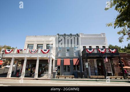 Folsom, Kalifornien, USA - 17. Juli 2021: Licht leuchtet auf dem historischen Stadtkern von Folsom. Stockfoto