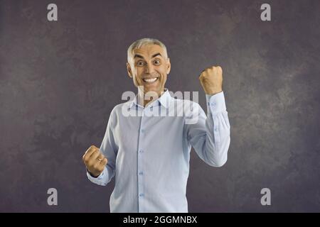 Überglücklich Mann triumphiert mit guten Nachrichten feiern Erfolg Stockfoto