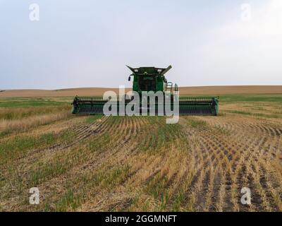 Ein Mähdrescher, der auf einem gepflügten Feld im Osten von Idaho, USA, geparkt ist Stockfoto