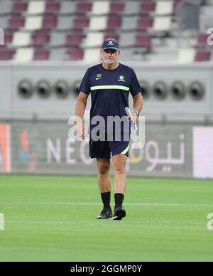 (210902) -- DOHA, 2. September 2021 (Xinhua) -- Graham Arnold, Cheftrainer von Australien, nimmt vor dem Spiel mit China an einem Training in der Endrunde der Asienmeisterschaft der FIFA-Weltmeisterschaft in Doha, Katar, Spet, Teil. 1, 2021. (Foto von Nikku/Xinhua) Stockfoto