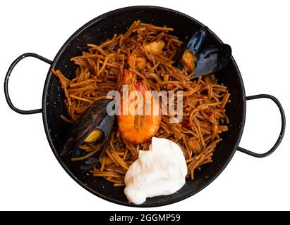 Paella mit Fideua, Nudelgerichten und Meeresfrüchten Stockfoto