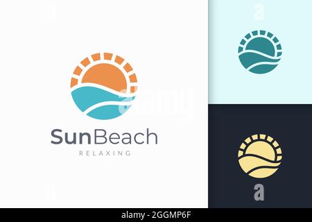 Ozean- oder Meer-Logo in abstrakter Wasserwelle und Sonne stehen für Abenteuer Stock Vektor