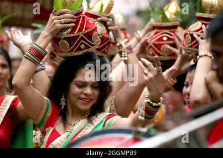 Indische hindu-Menschen nehmen an einer religiösen Prozession anlässlich des Ganesh chaturthi-Festivals in Neu-Delhi Teil. Stockfoto