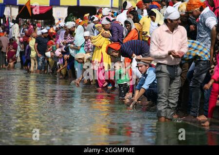 Ein indischer Sikh-Anhänger betet anläßlich des Gurupurab-Festivals im Bangla saheb Gurudwara am Donnerstag in Neu-Delhi, Indien, an. Stockfoto