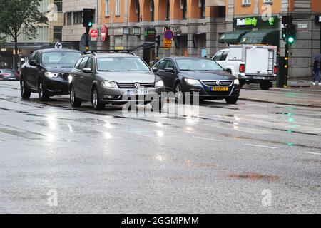 Stockholm, Schweden - 16. August 2021:Traffik in der Innenstadt von Stockholm an der Sveavagen Straße während eines regnerischen Tages. Stockfoto