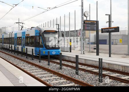 Stockholm, Schweden - 16. August 2021: Straßenbahn auf der Linie 31 am Flughafen Bromma. Stockfoto