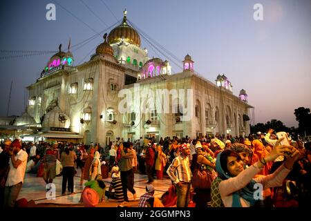 Ein indischer Sikh-Anhänger betet anläßlich des Gurupurab-Festivals im Bangla saheb Gurudwara am Donnerstag in Neu-Delhi, Indien, an. Stockfoto