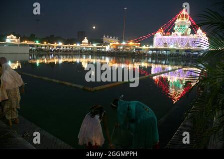 Ein indischer Sikh-Anhänger betet anläßlich des Gurupurab-Festivals im Bangla saheb Gurudwara am Donnerstag in Neu-Delhi, Indien, an. Stockfoto