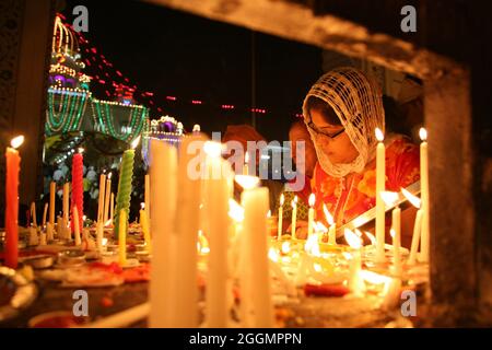 Ein indischer Sikh-Anhänger betet anläßlich des Gurupurab-Festivals im Bangla saheb Gurudwara am Donnerstag in Neu-Delhi, Indien, an. Stockfoto