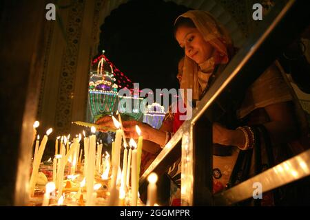 Ein indischer Sikh-Anhänger betet anläßlich des Gurupurab-Festivals im Bangla saheb Gurudwara am Donnerstag in Neu-Delhi, Indien, an. Stockfoto