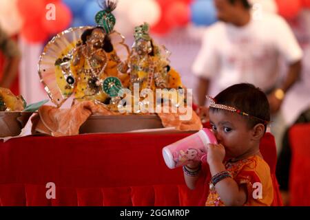 Der Inder feiert das Janmastami-Festival anlässlich des Lord Krishna-Geburtstages in Neu-Delhi. Stockfoto