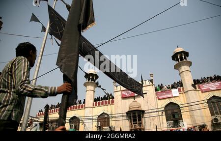 Indische schiitische Mulslims nehmen an einem Ritual der Selbstgeißelung Teil, während der Prozession zur Markierung von Ashura im Monat Muharram in Neu Delhi Stockfoto