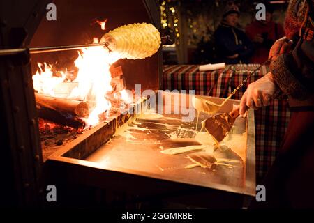 Moskau, Russland, Chakotis ist ein traditioneller litauischer, polnischer und weißrussischer Kuchen in ungewöhnlicher Form aus Eierteig, der auf offenem Feuer gebacken wird. Stockfoto