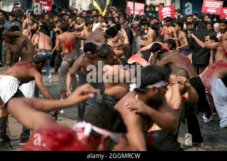 Indische schiitische Mulslims nehmen an einem Ritual der Selbstgeißelung Teil, während der Prozession zur Markierung von Ashura im Monat Muharram in Neu Delhi Stockfoto