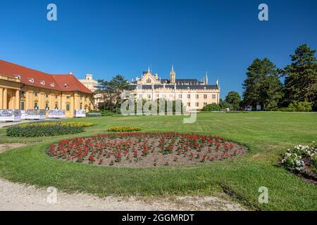 Schloss Lednice mit schönen Gärten mit Blumen und Parks an sonnigen Sommertagen. Lednice-Valtice Wahrzeichen, südmährische Region. UNESCO World Herit Stockfoto