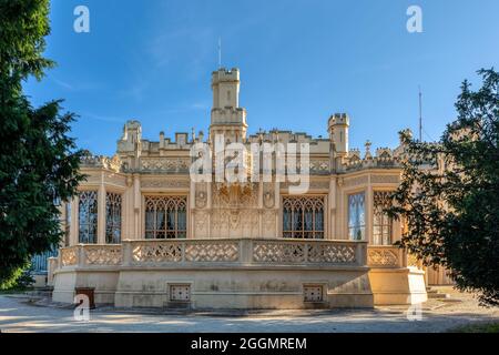 Schloss Lednice mit schönen Gärten mit Blumen und Parks an sonnigen Sommertagen. Lednice-Valtice Wahrzeichen, südmährische Region. UNESCO World Herit Stockfoto